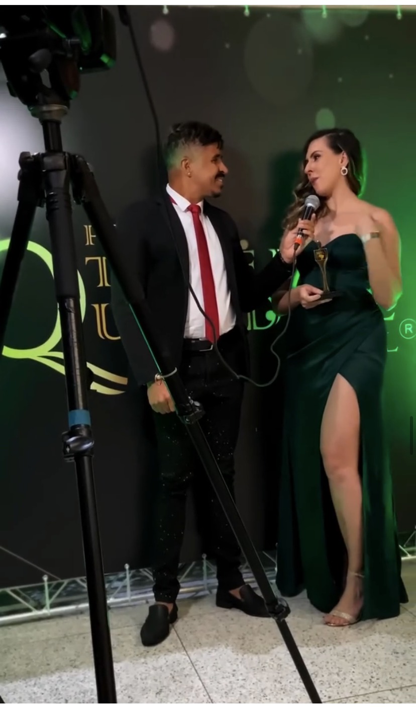 Dra. Cássia Carvalhal em entrevista durante a premiação IMPEQ Top of Mind 2024, segurando o troféu